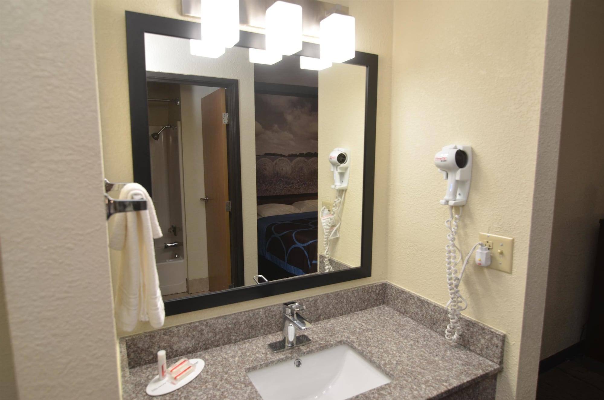 Super 8 By Wyndham Urbandale/Des Moines Area Motel Екстериор снимка