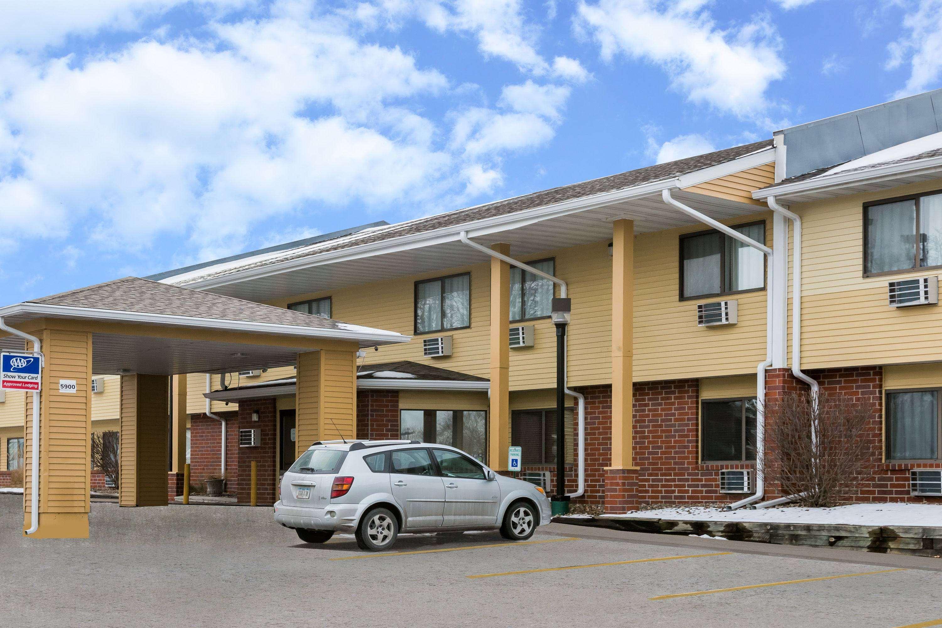 Super 8 By Wyndham Urbandale/Des Moines Area Motel Екстериор снимка