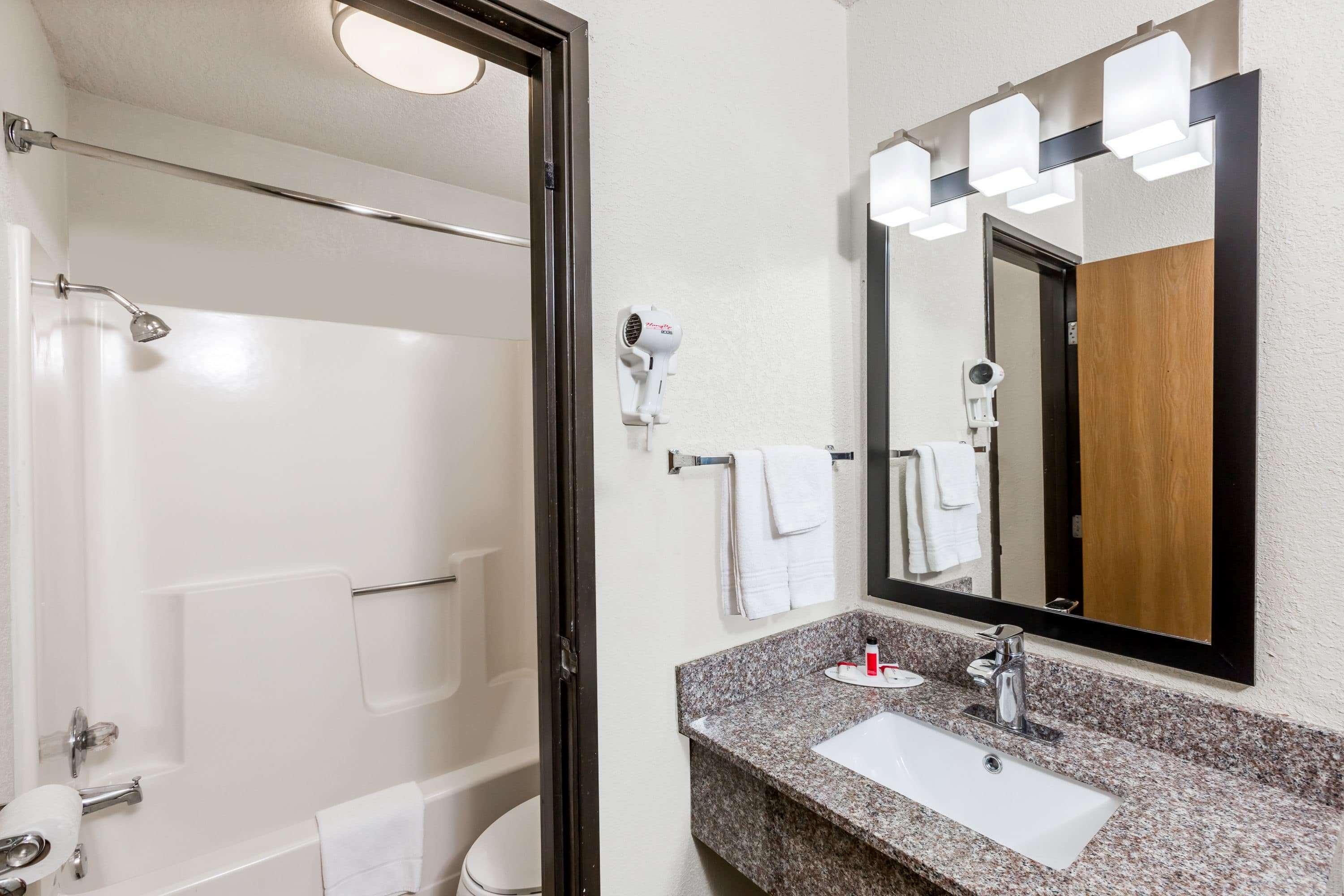Super 8 By Wyndham Urbandale/Des Moines Area Motel Екстериор снимка